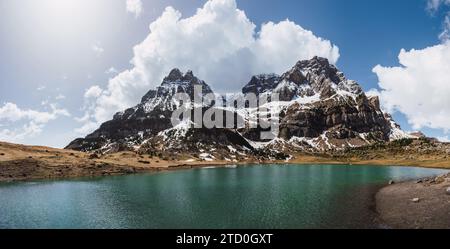 vue panoramique panoramique sur les sommets enneigés reflétés dans un lac de montagne tranquille au parc national d'Ordesa dans les Pyrénées Banque D'Images