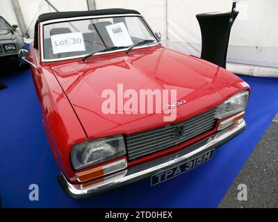 Vue de trois quarts de face d'une Peugeot 304 Cabriolet de 1973, à conduite à droite, Red, dans la vente aux enchères Ewbanks Live, au salon de l'automobile britannique Banque D'Images