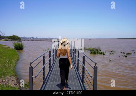 Fille marche sur l'attraction à Orla do Guaiba, Porto Alegre, Rio Grande do Sul, Brésil Banque D'Images