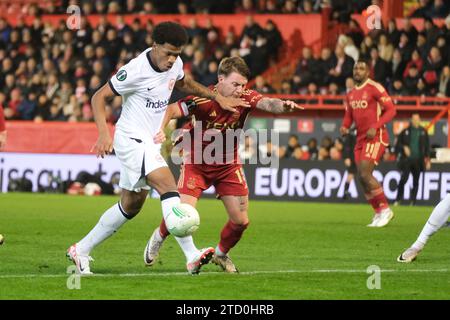 ABERDEEN, ÉCOSSE - 14 DÉCEMBRE : Jessic Ngankam d'Eintracht avec James McGarry d'Aberdeen en défense lors du match Aberdeen FC contre Eintracht Frankfurt Group G-UEFA Europa Conference League au Pittodrie Stadium le 14 décembre 2023 à Aberdeen, en Écosse. (Média Mo) Banque D'Images