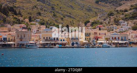 Île de Symi, Grèce - 20 avril 2023 : vue de l'île de Symi en Grèce. Petite île du Dodécanèse, Grèce, qui étonne les visiteurs avec son atmosphère calme et elle Banque D'Images