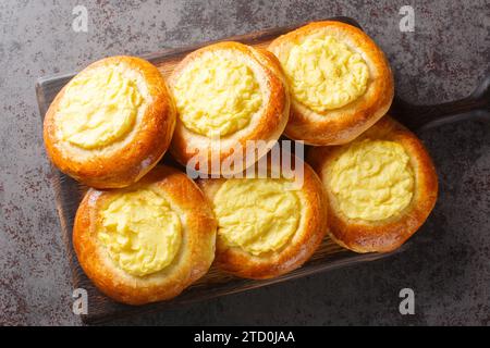 Shanga Pies, un plat de cuisine russe, mari, oudmurt et Komi, rempli de purée de pommes de terre, gros plan sur une planche de bois sur la table. Haut horizontal vi Banque D'Images