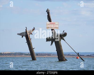 Sheerness, Kent, Royaume-Uni. 15 décembre 2023. [FICHIER photo DES mâts 2020 montrant des changements] Notorious Bomb-ladden naufrage SS Richard Montgomery doit voir son mât enlevé en mars de l'année prochaine comme rapporté par Southend Echo. Le navire d'enquête Thames Guardian a vu terminer les derniers sondages sonar, qui ont déjà révélé que les mâts se sont détériorés davantage que prévu. Crédit : James Bell/Alamy Live News Banque D'Images