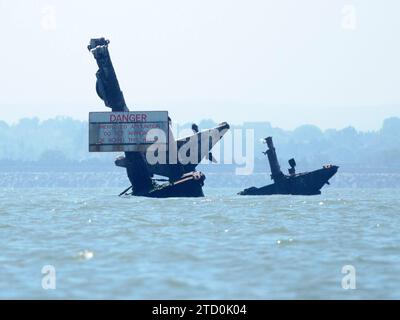 Sheerness, Kent, Royaume-Uni. 15 décembre 2023. [FICHIER photo DES mâts 2023 montrant des changements] Notorious Bomb-ladden naufrage SS Richard Montgomery doit voir son mât enlevé en mars de l'année prochaine comme rapporté par Southend Echo. Le navire d'enquête Thames Guardian a vu terminer les derniers sondages sonar, qui ont déjà révélé que les mâts se sont détériorés davantage que prévu. Crédit : James Bell/Alamy Live News Banque D'Images