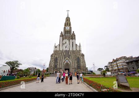 CANELA, BRÉSIL - 27 NOVEMBRE 2023 : paysage urbain de Canela avec l'église principale, Rio Grande do Sul, Brésil Banque D'Images