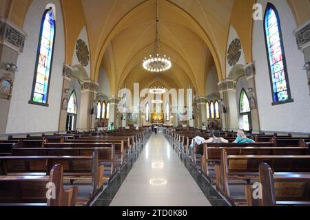 CANELA, BRÉSIL - 27 NOVEMBRE 2023 : intérieur de l'église notre-Dame de Lourdes à Canela Rio Grande do Sul, Brésil Banque D'Images