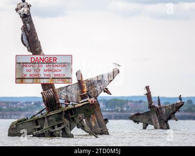 Sheerness, Kent, Royaume-Uni. 15 décembre 2023. [FICHIER photo DES mâts 2022 montrant des changements] Notorious Bomb-ladden naufrage SS Richard Montgomery doit voir son mât enlevé en mars de l'année prochaine comme rapporté par Southend Echo. Le navire d'enquête Thames Guardian a vu terminer les derniers sondages sonar, qui ont déjà révélé que les mâts se sont détériorés davantage que prévu. Crédit : James Bell/Alamy Live News Banque D'Images