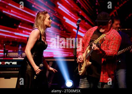 14 décembre 2023, Sao Paulo, Sao Paulo, Brésil: Sao Paulo (SP), 15/12/2023 - SHOW/BENEFICENTE/JUNTOSPELOMINGAU/SP - Claudinha et le musicien Leo Jaime au spectacle en faveur de Rinaldo Oliveira Amaral, Mingau, qui, après un incident survenu en septembre à Paraty, est hospitalisé à Sao Paulo et ira bientôt dans une clinique de rééducation. Organisé par la fille de l'artiste, Isabella Aglio Amaral, Bebel, l'événement promet une soirée unique, pleine de musique et d'hommages, qui vise à collecter des fonds pour le traitement de récupération du bassiste du groupe Ultraje a Rigor, qui se tient au Teatro Bradesco Banque D'Images