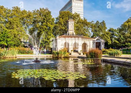 Maison de pompage et bassins d'eau dans les jardins italiens près de Lancaster Gate Kensington Gardens, Royal Parks of London, Royaume-Uni Banque D'Images