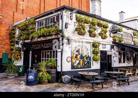 Vue extérieure de Kelly's Cellars, célèbre monument touristique et exemple exceptionnel de pub irlandais traditionnel à Belfast, Irlande du Nord. Banque D'Images