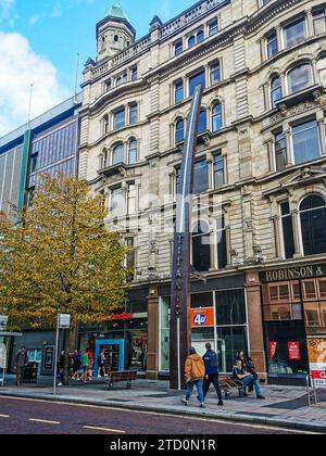 Titanic Mast, une partie des mâts, une installation d'art public représentant des navires fabriqués à Belfast, à Donegall place, centre-ville de Belfast, Irlande du Nord Banque D'Images