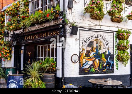 Vue extérieure de Kelly's Cellars, célèbre monument touristique et exemple exceptionnel de pub irlandais traditionnel à Belfast, Irlande du Nord. Banque D'Images