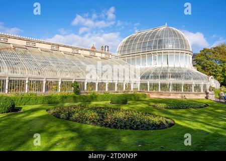 Vue extérieure de Palm House, une serre en fonte conçue au 19e siècle par Charles Lanyon, dans les jardins botaniques près de Ulster Museum, Belfast Banque D'Images