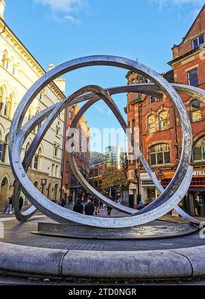 Spirit of Belfast à Arthur Square, sculpture d'art public de Dan George en acier, près de Victoria Square, centre-ville de Belfast, Irlande du Nord Banque D'Images