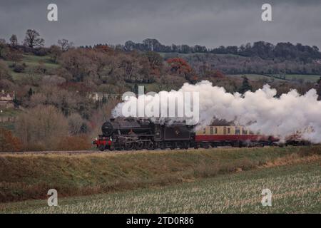 LMS 'Black 5' 45231 'The Sherwood Forester' passe Corston Farm, Bath, avec les trains Saphoss' Solihul-Brstol Temple Meads 'Great Western Christmas Envoy' Banque D'Images