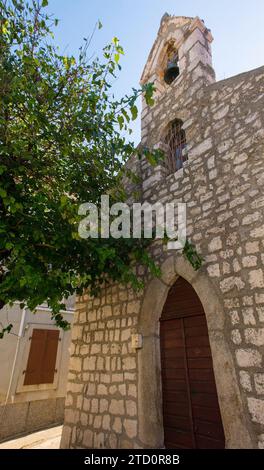 Église gothique de la Sainte Trinité du 15e siècle dans le centre historique de Stari Grad de Novi Vinodolski, comté de Primorje-Gorski Kotar, Croatie Banque D'Images