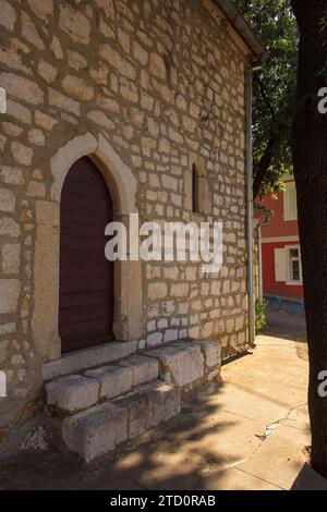 Église gothique de la Sainte Trinité du 15e siècle dans le centre historique de Stari Grad de Novi Vinodolski, comté de Primorje-Gorski Kotar, Croatie Banque D'Images