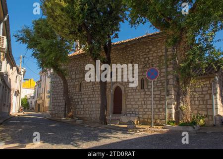 Église gothique de la Sainte Trinité du 15e siècle dans le centre historique de Stari Grad de Novi Vinodolski, comté de Primorje-Gorski Kotar, Croatie Banque D'Images