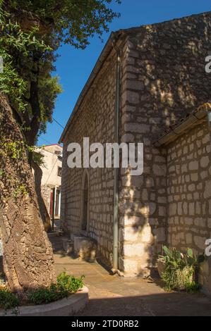 Église gothique de la Sainte Trinité du 15e siècle dans le centre historique de Stari Grad de Novi Vinodolski, comté de Primorje-Gorski Kotar, Croatie Banque D'Images