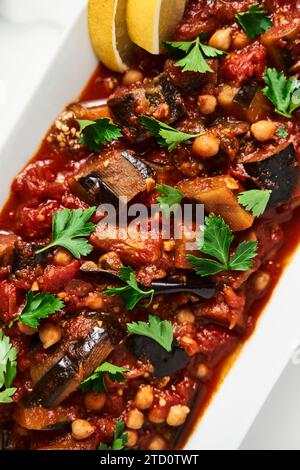 Maghmour ou moussaka libanaise. Plat à base d'aubergines cuites ou frites avec épices, pois chiches et sauce tomate. Les aubergines sont cuites dans de la sauce tomate Banque D'Images