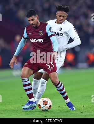 Emerson de West Ham United et Junior Adamu de SC Freiburg lors du match de football West Ham United contre SC Freiburg, UEFA Europa League, Londres, Royaume-Uni. Crédit : Michael Zemanek crédit : Michael Zemanek/Alamy Live News Banque D'Images