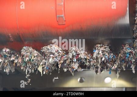 Vue détaillée des mâchoires de la pince rouge. Manutention et transport du combustible obtenu à partir de déchets (RDF) par grappin rouge à la chaudière pour combustion. Traitement Banque D'Images