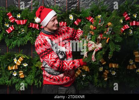 Stephen Roxburgh fabrique des couronnes de Noël au Blair Drummond Smiddy Farm Shop. Date de la photo : Vendredi 15 décembre 2023. Banque D'Images