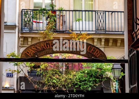 Le panneau au-dessus de l'entrée du passage du Grand-Cerf, l'une des arcades couvertes les plus grandes et les plus grandioses de Paris, France Banque D'Images