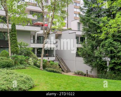 Complexe de bâtiments résidentiels avec pelouse verte et arbres en face Banque D'Images