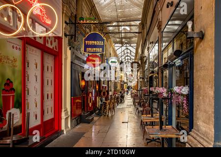 Situé dans le 2e arrondissement, le passage des Panoramas regorge de boutiques & restaurants et le plus ancien des passages couverts de Paris Banque D'Images