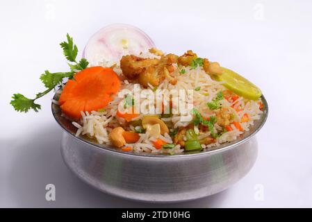 Riz frit au chou-fleur qui a été sauté dans un wok ou une poêle et qui est généralement mélangé avec d'autres ingrédients tels que noix de cajou, légumes, etc Banque D'Images