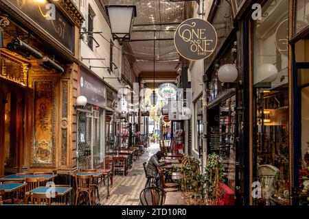 Situé dans le 2e arrondissement, le passage des Panoramas regorge de boutiques & restaurants et le plus ancien des passages couverts de Paris Banque D'Images