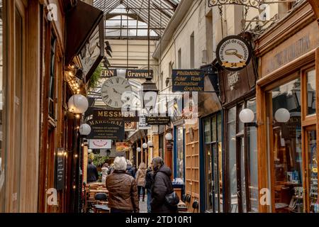 Situé dans le 2e arrondissement, le passage des Panoramas regorge de boutiques & restaurants et le plus ancien des passages couverts de Paris Banque D'Images