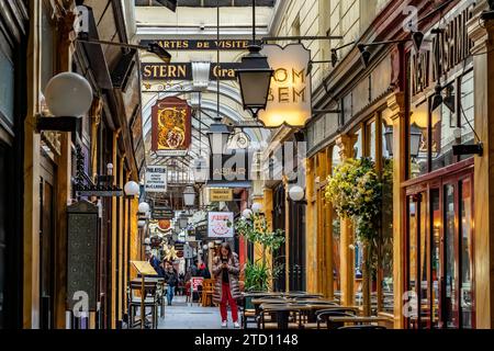 Situé dans le 2e arrondissement, le passage des Panoramas regorge de boutiques & restaurants et le plus ancien des passages couverts de Paris Banque D'Images