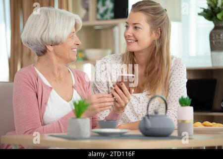 belle mère et jeune fille assis à la maison Banque D'Images