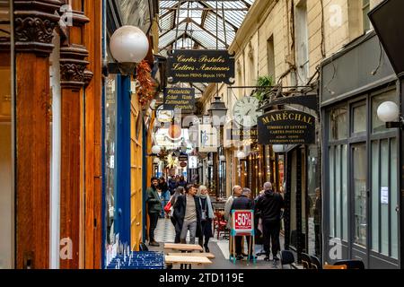 Situé dans le 2e arrondissement, le passage des Panoramas regorge de boutiques & restaurants et le plus ancien des passages couverts de Paris Banque D'Images