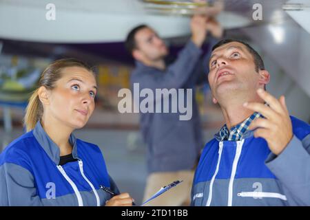 assembleur technique d'avion au travail Banque D'Images