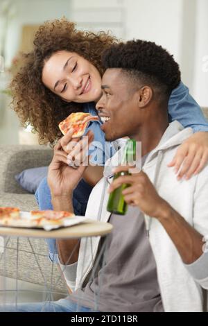couple heureux avec pizza et bière Banque D'Images