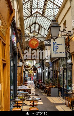 Situé dans le 2e arrondissement, le passage des Panoramas regorge de boutiques & restaurants et le plus ancien des passages couverts de Paris Banque D'Images