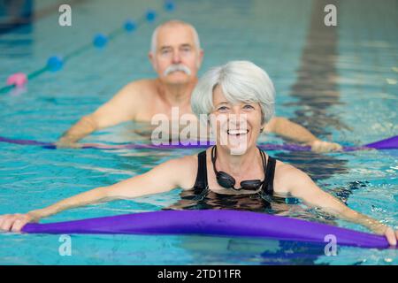 portrait d'un couple senior à la piscine Banque D'Images