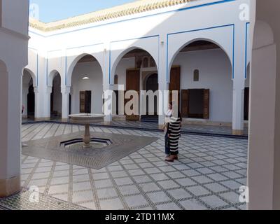 Cour avec fontaine dans le Palais Bahia dans la ville de Marrakech aka Marrakech, Maroc. 15 décembre 2023 Banque D'Images