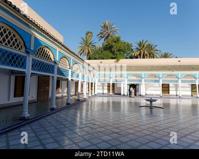 Cour avec fontaine et vérandas en bois dans le Palais Bahia dans la ville de Marrakech aka Marrakech, Maroc. 15 décembre 2023 Banque D'Images