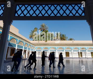 Groupe touristique dans le Palais Bahia dans la ville de Marrakech aka Marrakech, Maroc. 15 décembre 2023 Banque D'Images