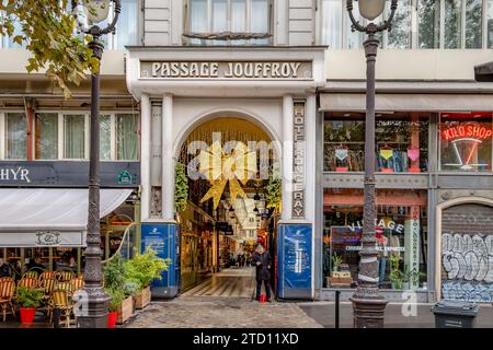 Entrée du passage Jouffroy , l'une des galeries marchandes couvertes les plus populaires de Paris, située dans le 9e arrondissement de Paris Banque D'Images