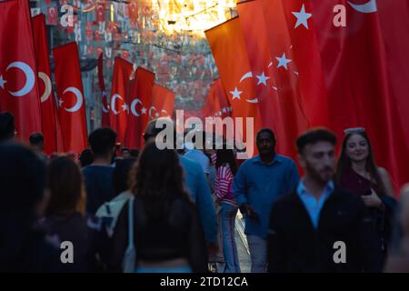 Photo de fond des fêtes nationales turques. Personnes et drapeaux turcs dans l'avenue Istiklal. Istanbul Turkiye - 10.28.2023 Banque D'Images