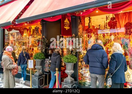 La Maison du Roy une boutique vendant des antiquités et des décorations de style 18e siècle et située à l'intérieur du passage Jouffroy, un passage couvert populaire à Paris Banque D'Images