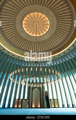 Vue intérieure de la photo verticale de la mosquée Ali Kuscu. Architecture islamique moderne. Istanbul Turkiye - 10.28.2023 Banque D'Images