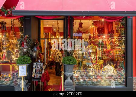 La Maison du Roy une boutique vendant des antiquités et des décorations de style 18e siècle et située à l'intérieur du passage Jouffroy, un passage couvert populaire à Paris Banque D'Images