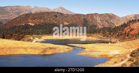 pittoresque vallée de montagne alpine de l'himalaya et beau bleu pt tso ou penga teng tso lac près de bum la pass à tawang, arunachal pradesh, inde Banque D'Images