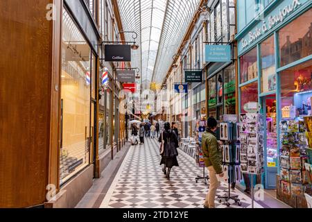 Achevé en 1846, le passage Jouffroy est l'une des galeries marchandes couvertes les plus populaires de Paris, située dans le 9e arrondissement de Paris Banque D'Images